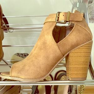 Fergalicous Open Toe Bootie Sandal 7 NWOT